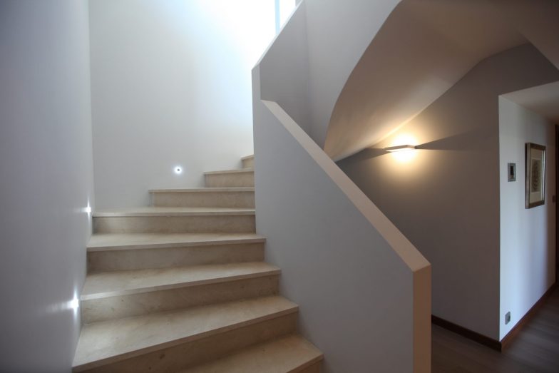 schody-osvetlenie-stena